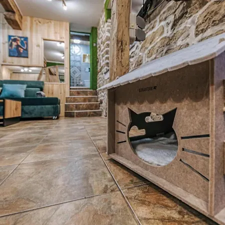 Hide Hub Guest Апартамент *